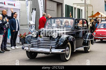 HERBSTMESSE Rafz Ein Opel Olympia Cabriolimousine mit Baujahr 1951 fährt während dem Oldtimercorso an der HERBSTMESSE Rafz durch die Zürcher Unterlandgemeinde. Rafz, Schweiz, 25.09.2022 *** Foire d'automne de Rafz une limousine décapotable Opel Olympia construite en 1951 trajets à travers la municipalité de Zurich Unterland de Rafz, Suisse, 25 09 2022 pendant le défilé de voitures anciennes à la Foire d'automne de Rafz crédit : Imago/Alamy Live News Banque D'Images