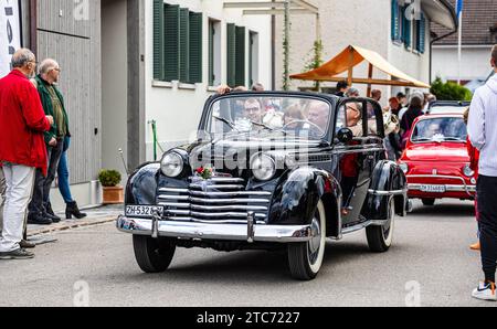 HERBSTMESSE Rafz Ein Opel Olympia Cabriolimousine mit Baujahr 1951 fährt während dem Oldtimercorso an der HERBSTMESSE Rafz durch die Zürcher Unterlandgemeinde. Rafz, Schweiz, 25.09.2022 *** Foire d'automne de Rafz une limousine décapotable Opel Olympia construite en 1951 trajets à travers la municipalité de Zurich Unterland de Rafz, Suisse, 25 09 2022 pendant le défilé de voitures anciennes à la Foire d'automne de Rafz crédit : Imago/Alamy Live News Banque D'Images