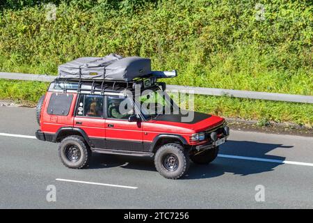 Années 1995 90 années 1990 Rouge Noir bicolore Land Rover Discovery 300 TDI Diesel Hardtop 2495 cm3. Direct 4x4 Off-Road Expedition ; Vintage, moteurs classiques restaurés, collectionneurs d'automobiles passionnés d'automobile, voitures anciennes voyageant dans le Grand Manchester, Royaume-Uni Banque D'Images