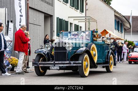 HERBSTMESSE Rafz Ein Humber 16/50 Saloon Cabrio mit Baujahr 1930 fährt während dem Oldtimercorso an der HERBSTMESSE Rafz durch die Zürcher Unterlandgemeinde. Rafz, Schweiz, 25.09.2022 *** Rafz Autumn Fair Un cabriolet Humber 16 50 Saloon construit en 1930 trajets à travers la municipalité de Zurich Unterland de Rafz, Suisse, 25 09 2022 pendant le défilé de voitures anciennes à la Foire d'automne Rafz crédit : Imago/Alamy Live News Banque D'Images