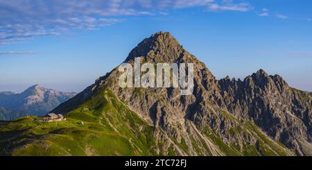 Fiderepasshütte et Hammerspitze, 2260m ans, derrière Hoher IFEN, 2230m ans, Allgäu Alpes, Allgäu, Bavière, Allemagne, Europe Banque D'Images