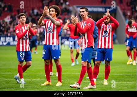 Madrid, Espagne. 10 décembre 2023. Les joueurs de l'Atletico Madrid (de gauche à droite) Pablo Riquelme, Axel Witsel, Stefan Savic et Memphis Depay ont vu saluer les supporters à la fin du match de football de la Liga EA Sports 2023/24 entre l'Atletico Madrid et Almeria au stade Metropolitano. (Notes finales ; Atletico Madrid 2 : 1 Almeria) crédit : SOPA Images Limited/Alamy Live News Banque D'Images