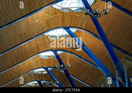 Plafond, lumières et fenêtres lumineuses du terminal satellite T4 de l'aéroport de Barajas, dans la ville espagnole de Madrid, cet aéroport international est allumé Banque D'Images