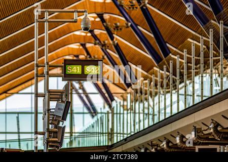 Photo des portes d'embarquement S41 et S42 du terminal satellite T4 de l'aéroport de Barajas, dans la ville espagnole de Madrid, cet aéroport international est Banque D'Images