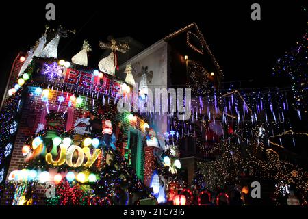 New York, États-Unis. 12 décembre 2021. Une maison décorée pour Noël dans le quartier Dyker Heights de New York crédit : Christina Horsten/dpa/Alamy Live News Banque D'Images