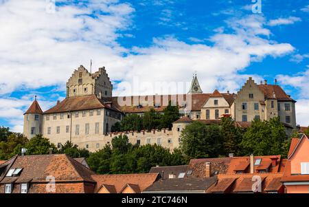 Meersburg oberhalb, der malerischen Altstadt mit den farbenfrohen Häuser am Ufer des Bodensees, liegt die Burg Meersburg mit Blick auf den Bodensee. Meersburg, Deutschland, 13.07.2022 *** Meersburg au-dessus de la vieille ville pittoresque avec ses maisons colorées sur les rives du lac de Constance se trouve le château de Meersburg avec vue sur le lac de Constance Meersburg, Allemagne, 13 07 2022 Banque D'Images