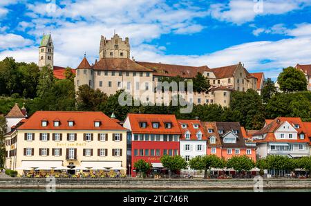 Meersburg oberhalb, der malerischen Altstadt mit den farbenfrohen Häuser am Ufer des Bodensees, liegt die Burg Meersburg mit Blick auf den Bodensee. Meersburg, Deutschland, 13.07.2022 *** Meersburg au-dessus de la vieille ville pittoresque avec ses maisons colorées sur les rives du lac de Constance se trouve le château de Meersburg avec vue sur le lac de Constance Meersburg, Allemagne, 13 07 2022 Banque D'Images