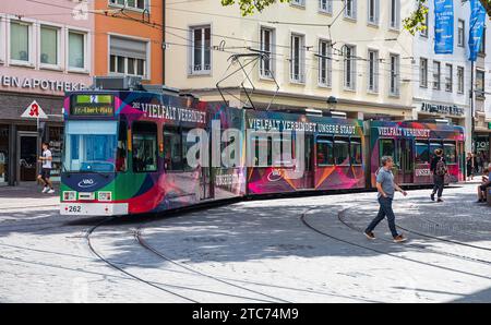 Strassenbahn Eine Strassenbahn der Linie 2 ist in den Strassen von Freiburg im Breisgau unterwegs. DAS Tram trägt Werbung, dass die Vielfalt die Stadt verbindet. Freiburg im Breisgau, Deutschland, 07.08.2022 *** tramway Un tramway sur la ligne 2 est dans les rues de Freiburg im Breisgau le tramway porte la publicité que la diversité relie la ville Freiburg im Breisgau, Allemagne, 07 08 2022 crédit : Imago/Alamy Live News Banque D'Images