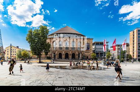 Théâtre Freiburg Das Theater Freiburg vom Platz der alten Synagoge fotografiert. Freiburg im Breisgau, Deutschland, 07.08.2022 *** Théâtre Freiburg le Théâtre Freiburg photographié de la Platz der alten Synagoge Freiburg im Breisgau, Allemagne, 07 08 2022 crédit : Imago/Alamy Live News Banque D'Images