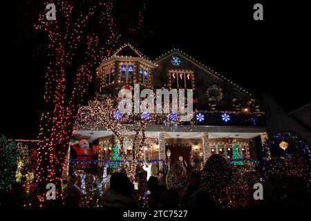 New York, États-Unis. 12 décembre 2021. Une maison décorée pour Noël dans le quartier Dyker Heights de New York crédit : Christina Horsten/dpa/Alamy Live News Banque D'Images