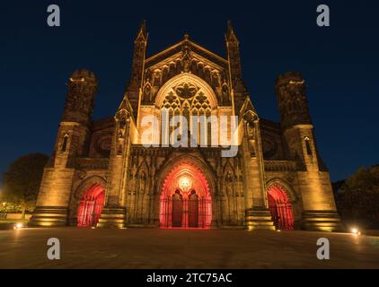 Hereford Cathedral avec ses arcs de porte illuminés avec un éclairage rouge, en souvenir de ceux qui sont tombés dans la première Guerre mondiale et d'autres dans les guerres s Banque D'Images