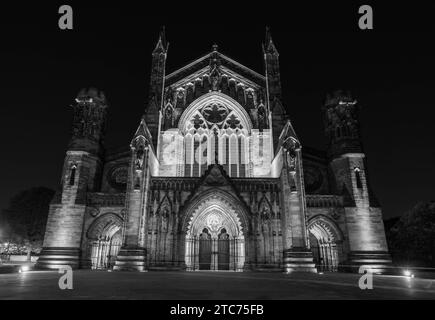 La merveille architecturale de la cathédrale de Hereford illuminée à la tombée de la nuit. Herefordshire Angleterre Royaume-Uni. Novembre 2023 Banque D'Images