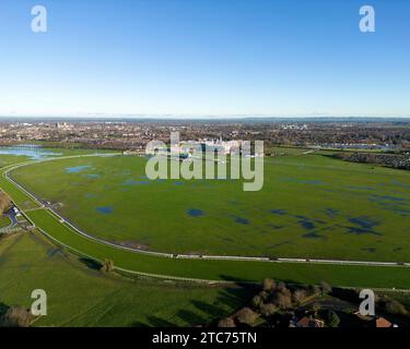 La rivière Ouse brise ses berges provoquant des inondations à l'hippodrome de York après que la tempête Erin ait frappé la région, York, Royaume-Uni, 11 décembre 2023 (photo de Ryan Crockett/News Images) Banque D'Images