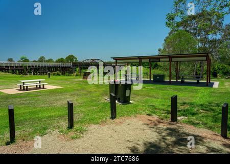MIVA, Queensland, Australie - Dickabram Park aire de pique-nique près du pont historique construit en 1886 Banque D'Images
