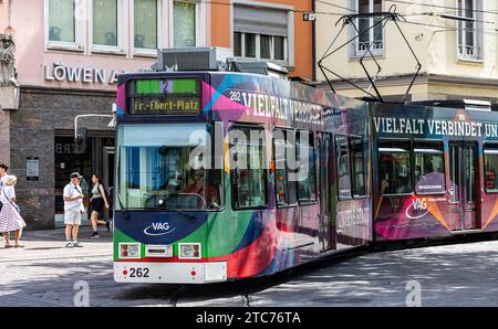 Strassenbahn Eine Strassenbahn der Linie 2 ist in den Strassen von Freiburg im Breisgau unterwegs. DAS Tram trägt Werbung, dass die Vielfalt die Stadt verbindet. Freiburg im Breisgau, Deutschland, 07.08.2022 *** tramway Un tramway sur la ligne 2 est dans les rues de Freiburg im Breisgau le tramway porte la publicité que la diversité relie la ville Freiburg im Breisgau, Allemagne, 07 08 2022 Banque D'Images