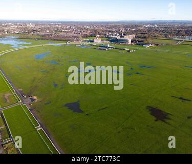 La rivière Ouse brise ses berges provoquant des inondations à l'hippodrome de York après que la tempête Erin ait frappé la région, York, Royaume-Uni, 11 décembre 2023 (photo de Ryan Crockett/News Images) Banque D'Images