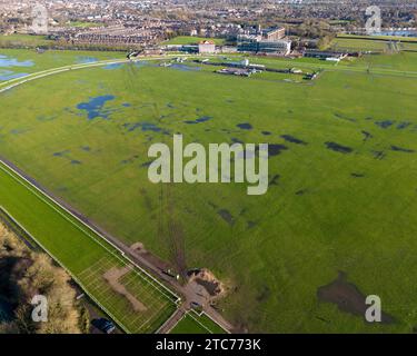 La rivière Ouse brise ses berges provoquant des inondations à l'hippodrome de York après que la tempête Erin ait frappé la région, York, Royaume-Uni, 11 décembre 2023 (photo de Ryan Crockett/News Images) Banque D'Images