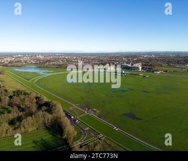 La rivière Ouse brise ses berges provoquant des inondations à l'hippodrome de York après que la tempête Erin ait frappé la région, York, Royaume-Uni, 11 décembre 2023 (photo de Ryan Crockett/News Images) Banque D'Images