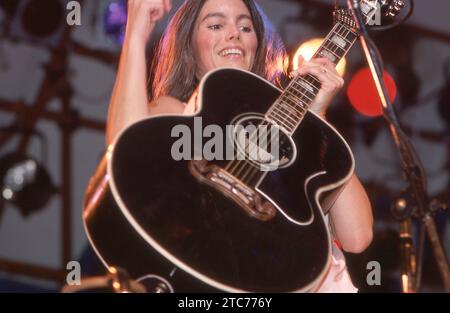 Chanteur, auteur-compositeur, musicien, chef d'orchestre et activiste Emmylou Harris sur scène en concert à Central Park en 1978. Banque D'Images