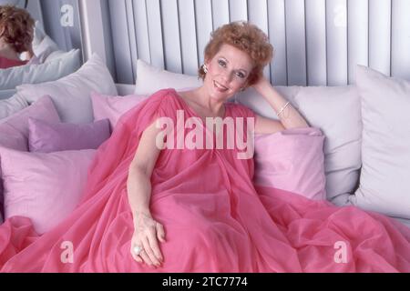 Portrait posé de l'actrice de SOAP Opera Eileen Fulton qui a joué dans As the World Turns pendant 50 ans. En 1981 dans sa maison de Manhattan. Elle avait 48 ans au moment de cette photo Banque D'Images