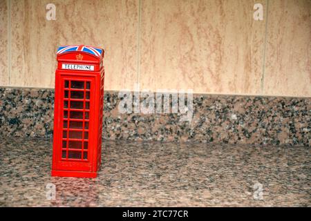 Cabine téléphonique britannique emblématique en miniature avec base en granit. Banque D'Images