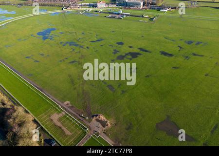 River Ouse éclate ses rives causant des inondations à York Racecourse après que la tempête Erin ait frappé la région, York, Royaume-Uni. 11 décembre 2023. (Photo de Ryan Crockett/News Images) à York, Royaume-Uni, le 12/11/2023. (Photo de Ryan Crockett/News Images/Sipa USA) crédit : SIPA USA/Alamy Live News Banque D'Images