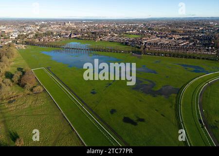 River Ouse éclate ses rives causant des inondations à York Racecourse après que la tempête Erin ait frappé la région, York, Royaume-Uni. 11 décembre 2023. (Photo de Ryan Crockett/News Images) à York, Royaume-Uni, le 12/11/2023. (Photo de Ryan Crockett/News Images/Sipa USA) crédit : SIPA USA/Alamy Live News Banque D'Images