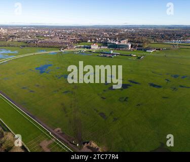 River Ouse éclate ses rives causant des inondations à York Racecourse après que la tempête Erin ait frappé la région, York, Royaume-Uni. 11 décembre 2023. (Photo de Ryan Crockett/News Images) à York, Royaume-Uni, le 12/11/2023. (Photo de Ryan Crockett/News Images/Sipa USA) crédit : SIPA USA/Alamy Live News Banque D'Images