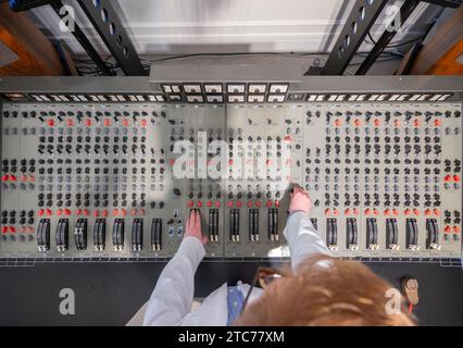 Bonhams, Knightsbridge, Londres, Royaume-Uni. 11 décembre 2023. Vente du son des Beatles. Abbey Road, le dernier album enregistré par les Beatles, est l’un des albums les plus révolutionnaires de tous les temps. La console d’enregistrement Beatles Abbey Road est proposée pour la première fois aux enchères dans la vente dédiée de Bonhams, Sound of the Beatles : The Abbey Road Console, le jeudi 14 décembre à Bonhams, estimation sur demande mais attendue en sept chiffres. Crédit : Malcolm Park/Alamy Live News Banque D'Images