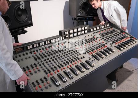 Bonhams, Knightsbridge, Londres, Royaume-Uni. 11 décembre 2023. Vente du son des Beatles. Abbey Road, le dernier album enregistré par les Beatles, est l’un des albums les plus révolutionnaires de tous les temps. La console d’enregistrement Beatles Abbey Road est proposée pour la première fois aux enchères dans la vente dédiée de Bonhams, Sound of the Beatles : The Abbey Road Console, le jeudi 14 décembre à Bonhams, estimation sur demande mais attendue en sept chiffres. Crédit : Malcolm Park/Alamy Live News Banque D'Images