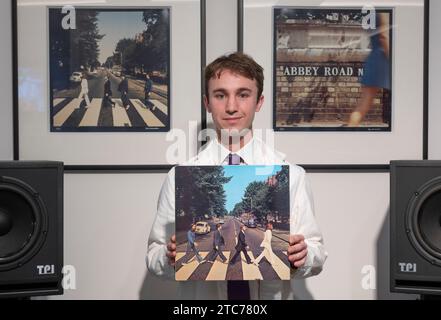 Bonhams, Knightsbridge, Londres, Royaume-Uni. 11 décembre 2023. Vente du son des Beatles. Abbey Road, le dernier album enregistré par les Beatles, est l’un des albums les plus révolutionnaires de tous les temps. La console d’enregistrement Beatles Abbey Road est proposée pour la première fois aux enchères dans la vente dédiée de Bonhams, Sound of the Beatles : The Abbey Road Console, le jeudi 14 décembre chez Bonhams, estimation sur demande. Autres points forts de la vente : Iain Macmillan (britannique, 1938-2006) deux estampes des Beatles sur Abbey Road, 1969 (vues sur le mur). Estimation : 18 000 à 20 000 livres sterling. Crédit : Malcolm Park/Alamy Live News Banque D'Images