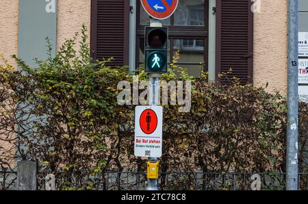 Lichtsignalanlage Eine Lichtsignalanlage für Fussgänger zeigt Grün an. Fussgänger dürfen nun die Strassen sicher überqueren. Konstanz, Deutschland, 20.11.2022 *** système de feux de circulation Un système de feux de circulation pour piétons montre que les piétons verts sont désormais autorisés à traverser les rues en toute sécurité Constance, Allemagne, 20 11 2022 Credit : Imago/Alamy Live News Banque D'Images