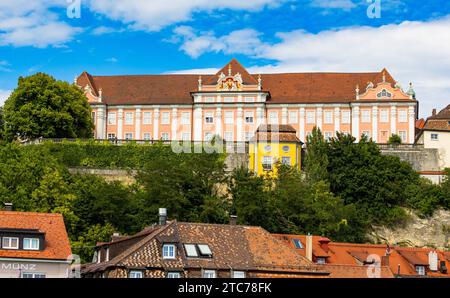 Meersburg oberhalb der malerisch schönen Alstadt liegt das Neue Schloss Meersburg mit prächtigem Blick auf den Bodensee. Meersburg, Deutschland, 13.07.2022 *** Meersburg au-dessus de la vieille ville pittoresque se trouve le nouveau château de Meersburg avec une vue magnifique sur le lac Constance Meersburg, Allemagne, 13 07 2022 Banque D'Images