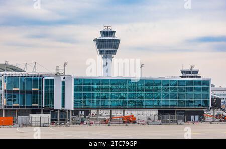 Flughafen München Blick zum Kontrollturm des Flughafen München im Erdingermoos. München, Deutschland, 09.10.2022 *** aéroport de Munich vue de la tour de contrôle de l'aéroport de Munich à Erdingermoos Munich, Allemagne, 09 10 2022 crédit : Imago/Alamy Live News Banque D'Images