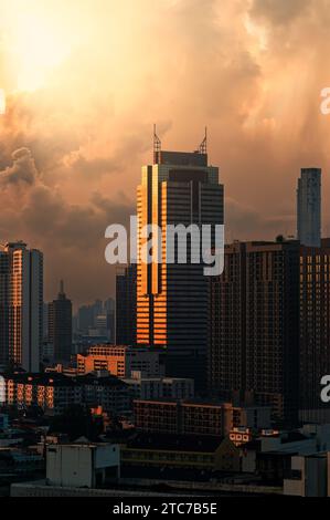 Paysage urbain de lever de soleil doré brillant sur l'immeuble de bureaux moderne de grande hauteur dans le centre-ville à Bangkok ville Banque D'Images