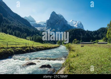 Belle vue de Rosenlaui avec les alpes suisses bien en corne et la rivière Reichenbach en été sur une journée ensoleillée à Berne, Suisse Banque D'Images