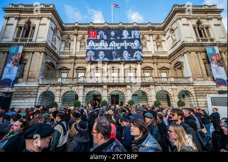Londres, Royaume-Uni. 11 décembre 2023. L'artiste Marina Abramović interprète une invitation à l'amour inconditionnellement dans la cour Annenberg de la Royal Academy of Arts de Londres. Son exposition personnelle Marina Abramović est ouverte jusqu’au 1 janvier 2024. Toute utilisation doit mentionner cette performance. Crédit : Guy Bell/Alamy Live News Banque D'Images