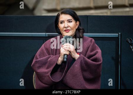 Londres, Royaume-Uni. 11 décembre 2023. L'artiste Marina Abramović interprète une invitation à l'amour inconditionnellement dans la cour Annenberg de la Royal Academy of Arts de Londres. Son exposition personnelle Marina Abramović est ouverte jusqu’au 1 janvier 2024. Toute utilisation doit mentionner cette performance. Crédit : Guy Bell/Alamy Live News Banque D'Images