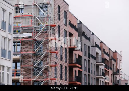 Düsseldorf 11.12.2023 Wohnungen Wohnungsnot Mieten Mietpreis sozialer Wohnungsbau Immobilien Wohnraummangel Wohnungsmangel Wohnung Baustelle Neubau Baugerüst Mehrfamilienhaus Mietshaus Miete Mietspiegel Mietpreisspiegel immobilier Rohbau Baustau Wohnimmobilie Wohnungsimmobilien Mietpreise Altbau Leerstand Baumaterial Baustoffe Leiter Aussenleiter Bauleiter Ballungsgebiet bezahlbarer Wohnraum Wohnungssuche CO2-Preis CO2 Bundes-Klimaschutzgesetz Heizen Heizung Klimapaket Mieter Vermieter Mietpreis-Bremse Mietpreisbremse Klimasteuer Energiewende Büro Büros Home Office Konjunkturpaket GR Banque D'Images