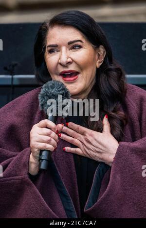 Londres, Royaume-Uni. 11 décembre 2023. L'artiste Marina Abramović interprète une invitation à l'amour inconditionnellement dans la cour Annenberg de la Royal Academy of Arts de Londres. Son exposition personnelle Marina Abramović est ouverte jusqu’au 1 janvier 2024. Toute utilisation doit mentionner cette performance. Crédit : Guy Bell/Alamy Live News Banque D'Images
