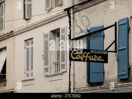 ENSEIGNE DE COIFFEUR HOMME - LOGO COIFFEUR - 'MESSIEURS COIFFURE' - PEIGNE ET CISEAUX - SALON DE COIFFURE - MILLÉSIME FRANÇAIS - FRANCE © PHOTOGRAPHIE : F.BEAUMONT Banque D'Images