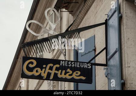 ENSEIGNE DE COIFFEUR HOMME - LOGO COIFFEUR - 'MESSIEURS COIFFURE' - PEIGNE ET CISEAUX - SALON DE COIFFURE - MILLÉSIME FRANÇAIS - FRANCE © PHOTOGRAPHIE : F.BEAUMONT Banque D'Images