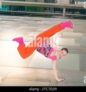 Danseuse Hip hop féminine équilibre d'une part dans un environnement urbain Banque D'Images