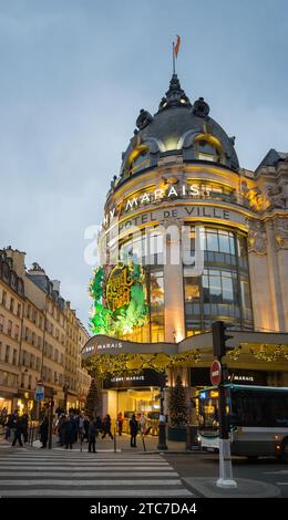 Paris, France, grand magasin BHV illuminé rue Rivoli, Editorial uniquement. Banque D'Images