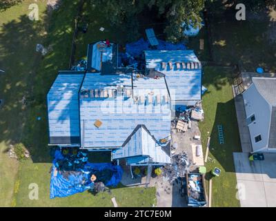 Photos de drone de l'installation de toit résidentiel Banque D'Images