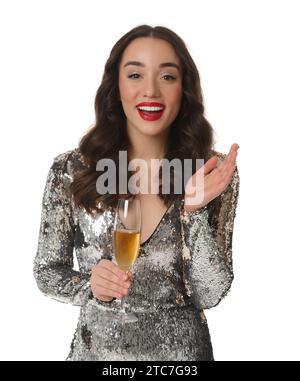 Fête de Noël. Belle jeune femme en robe élégante avec une coupe de champagne isolé sur blanc Banque D'Images