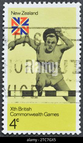 Timbre-poste annulé imprimé par la Nouvelle-Zélande, qui montre Hurdling, 10e Jeux du Commonwealth, vers 1974. Banque D'Images