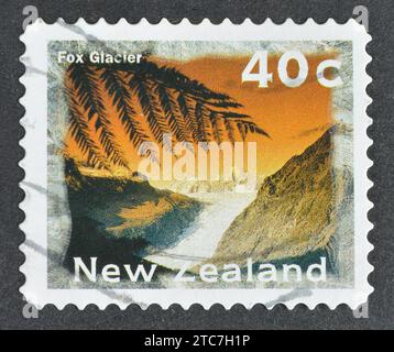 Timbre-poste annulé imprimé par la Nouvelle-Zélande, qui montre Fox Glacier, vers 1996. Banque D'Images