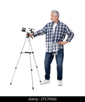 Astronome senior avec télescope sur fond blanc Banque D'Images