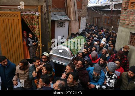 08 décembre 2023, Srinagar Cachemire, Inde : les Cachemiris portent le cercueil contenant le corps de l'inspecteur de police indien Masroor Ahmad Wani tué lors de son cortège funèbre à Srinagar. Wani a été grièvement blessé lorsque des militants ont tiré sur lui près de la région d'Eidgah dans le Cachemire central Srinagar le 29 octobre 2023, et a succombé à ses blessures à l'Institut All India des sciences médicales (AIIMS) à Delhi le 07 décembre 2023. Le 08 décembre 2023, Srinagar Cachemire, Inde. (Photo de Firdous Nazir/Eyepix Group/Sipa USA) Banque D'Images